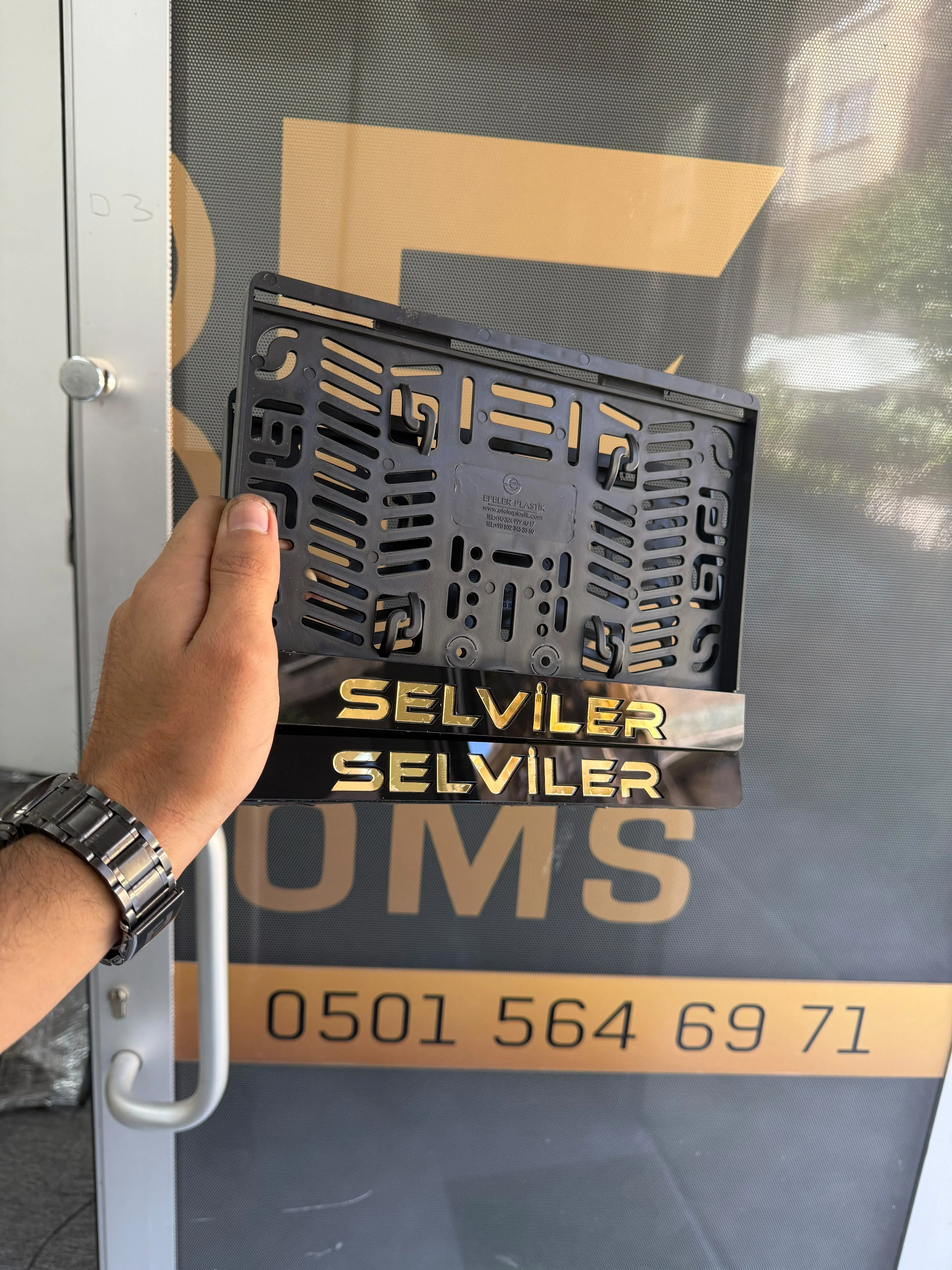 Siyah Zemin Gold Yazılı Pleksi Motor Plakalığı – Kişiye Özel İsimli Motosiklet Plakalık motor plakalık görsel 2