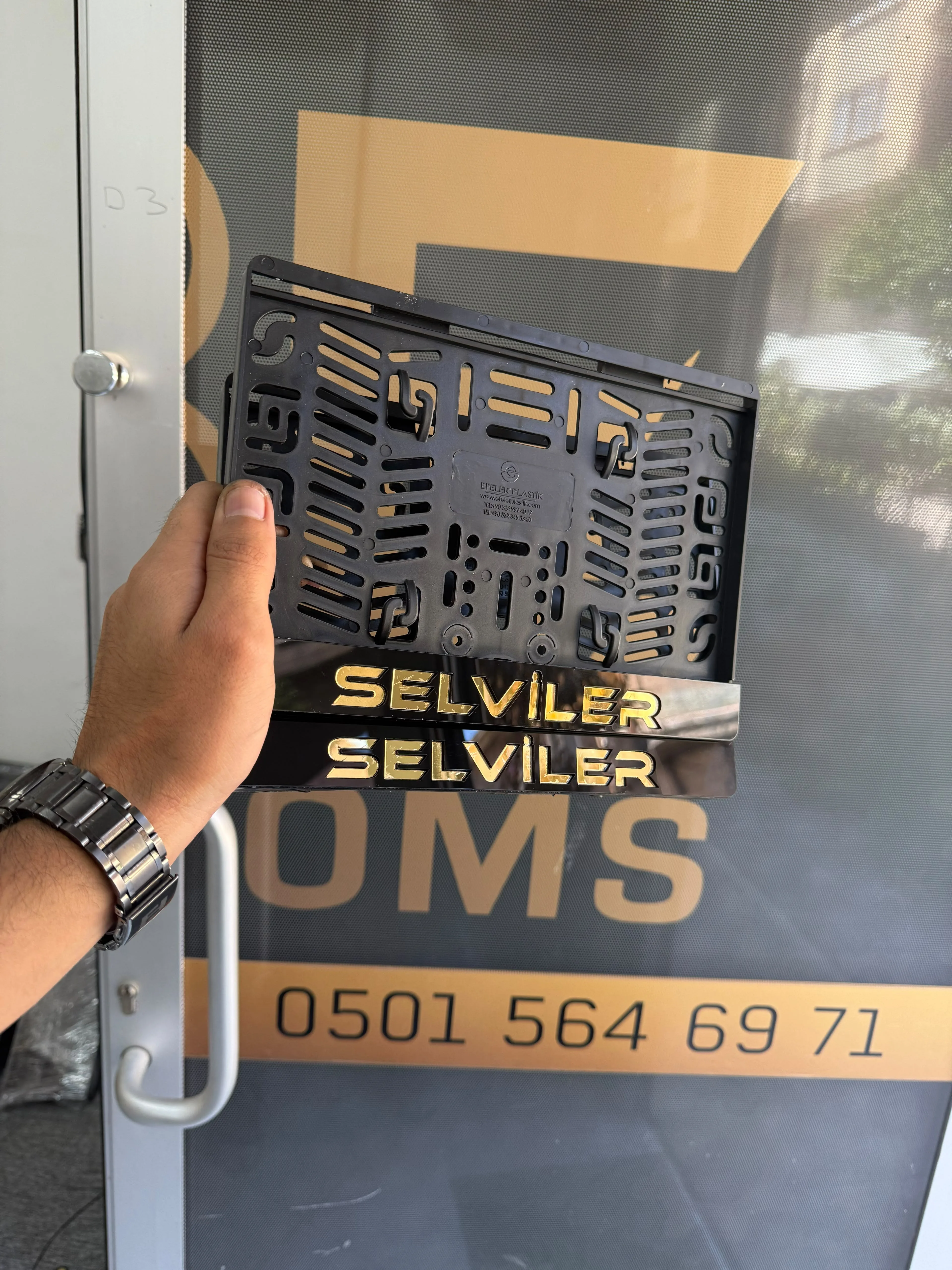 Siyah Zemin Gold Yazılı Pleksi Motor Plakalığı – Kişiye Özel İsimli Motosiklet Plakalık motor plakalık görsel 3