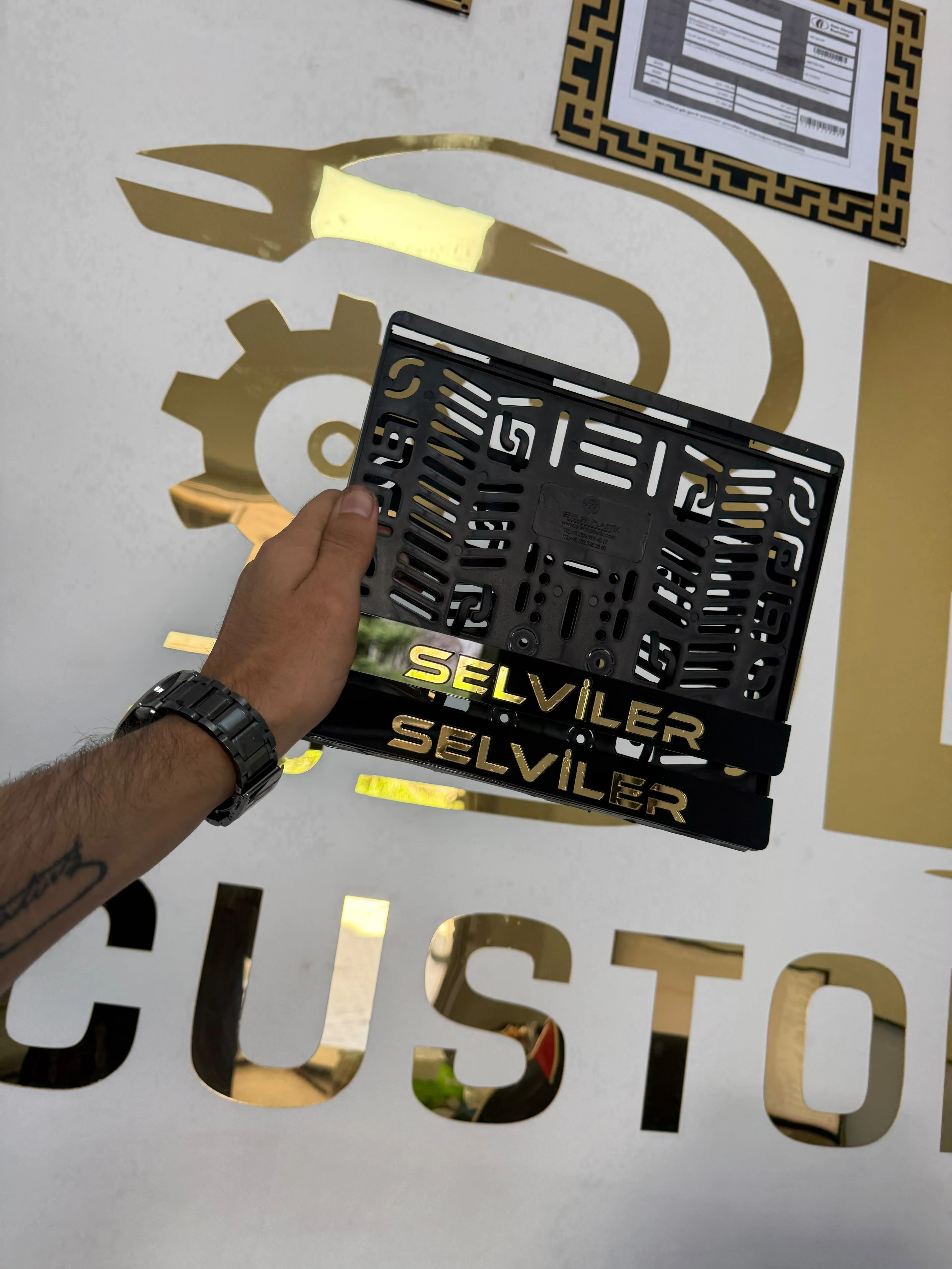 Siyah Zemin Gold Yazılı Pleksi Motor Plakalığı – Kişiye Özel İsimli Motosiklet Plakalık motor plakalık görsel 4
