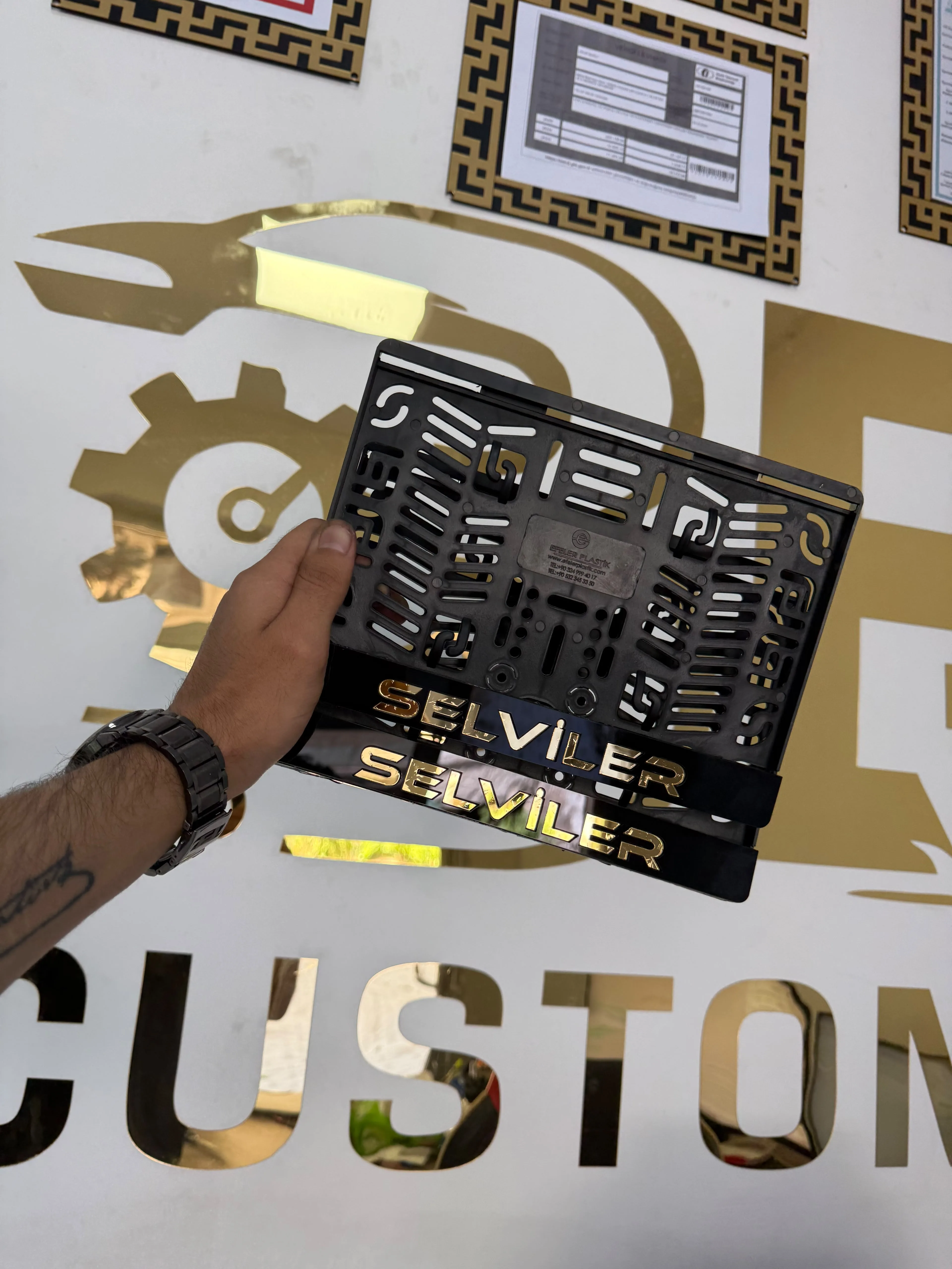 Siyah Zemin Gold Yazılı Pleksi Motor Plakalığı – Kişiye Özel İsimli Motosiklet Plakalık motor plakalık görsel 5