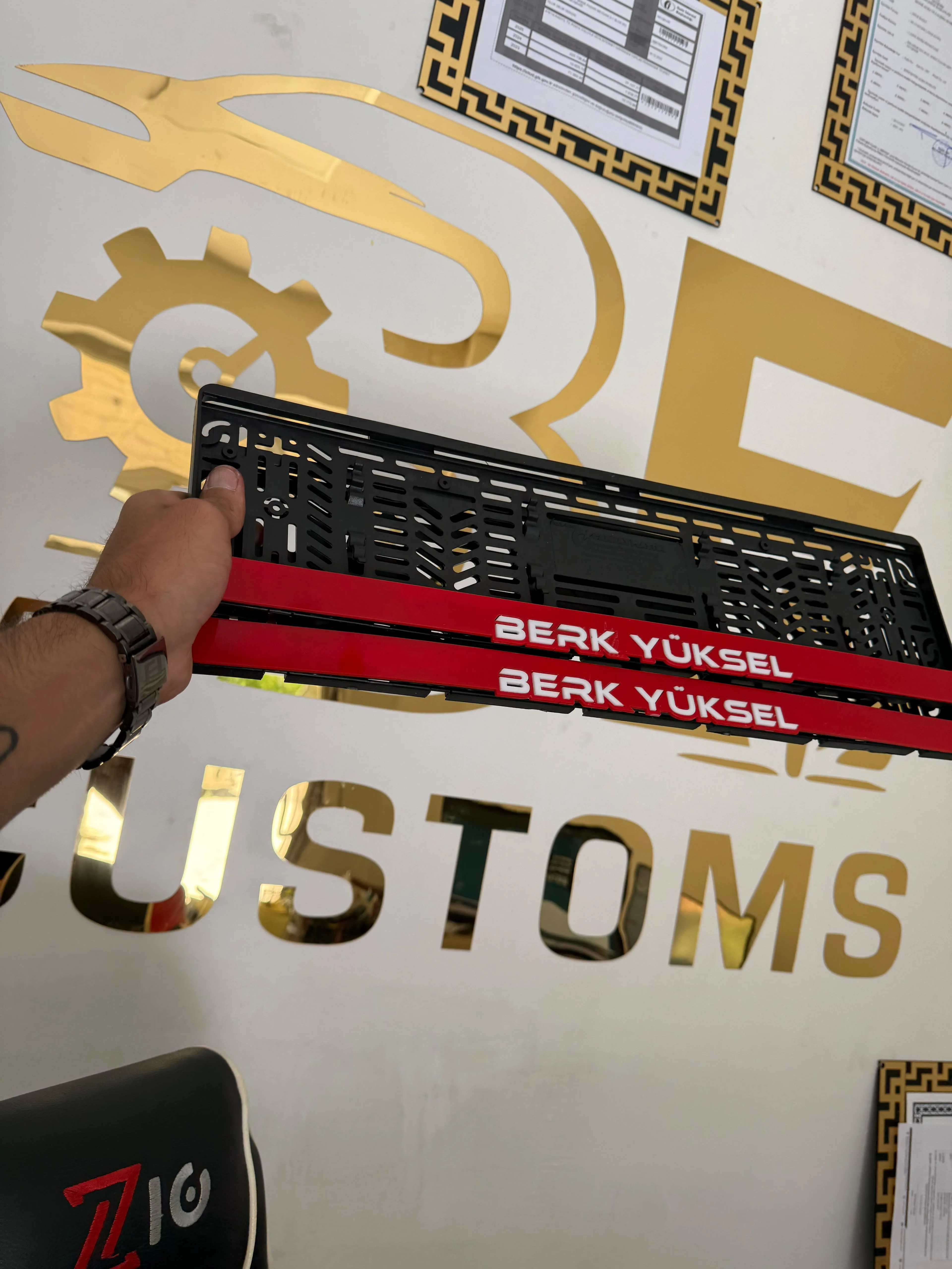 Kişiye Özel İsimli Pleksi Araç Plakalığı Kırmızı Beyaz Yazı – Lazer Kesim Oto Plakalık araç plakalık görsel 2