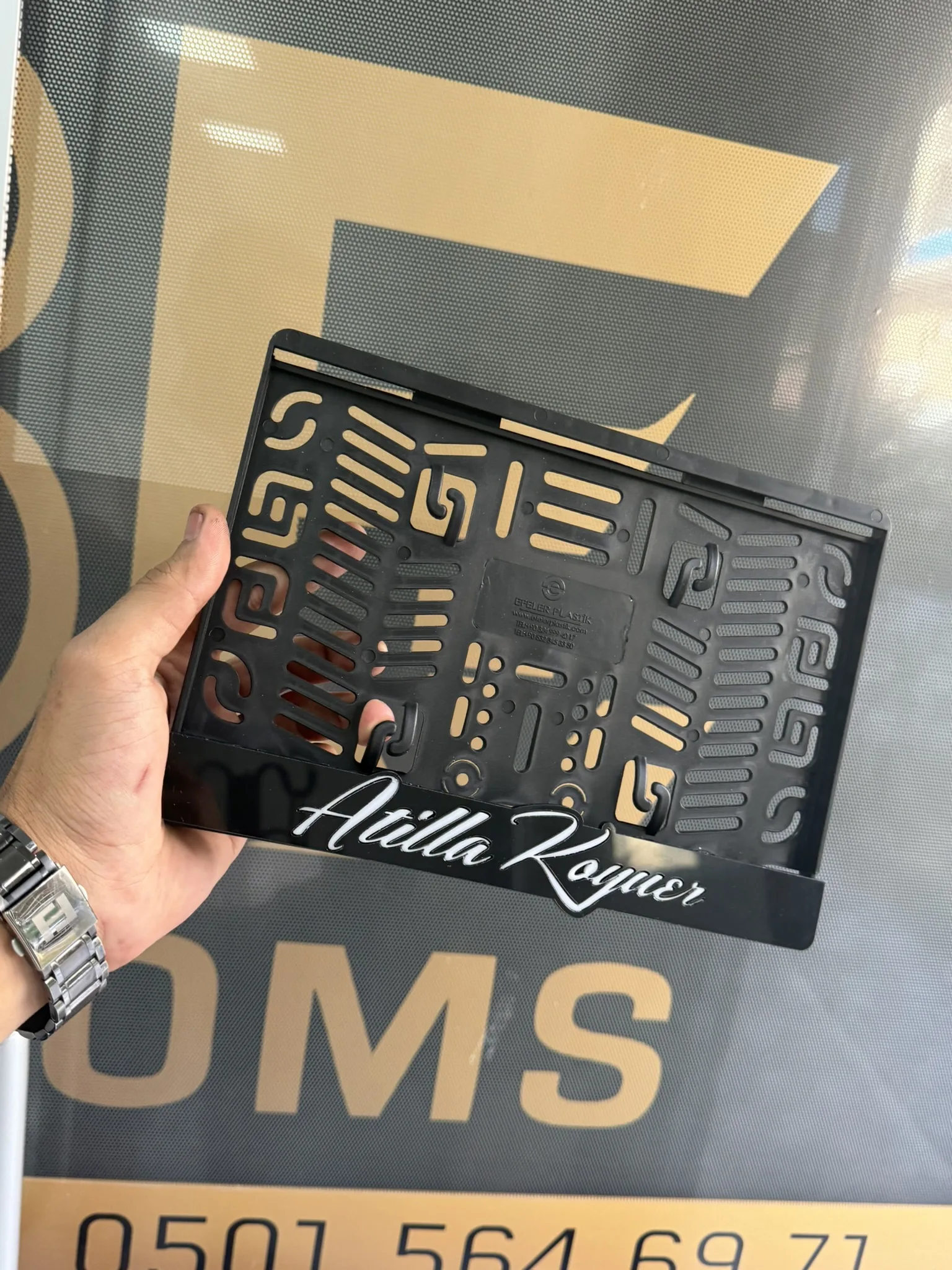 Siyah Zemin Beyaz Yazılı Kişiye Özel Pleksi Motosiklet Plakalık plakalık görsel 3