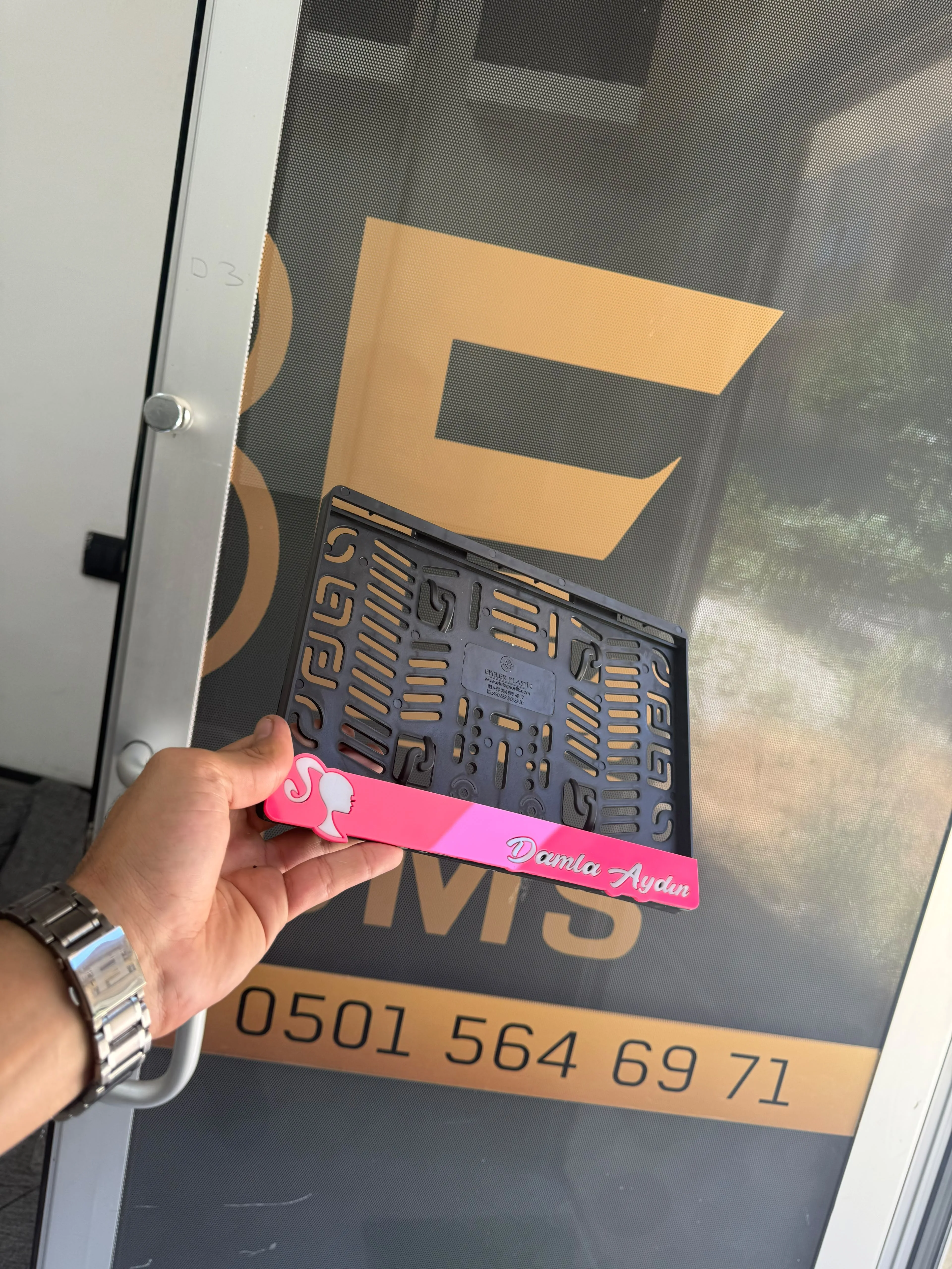 Barbie Kız Figürlü Pembe Zemin Kişiye Özel Motor Plakalık motor plakalık görsel 4