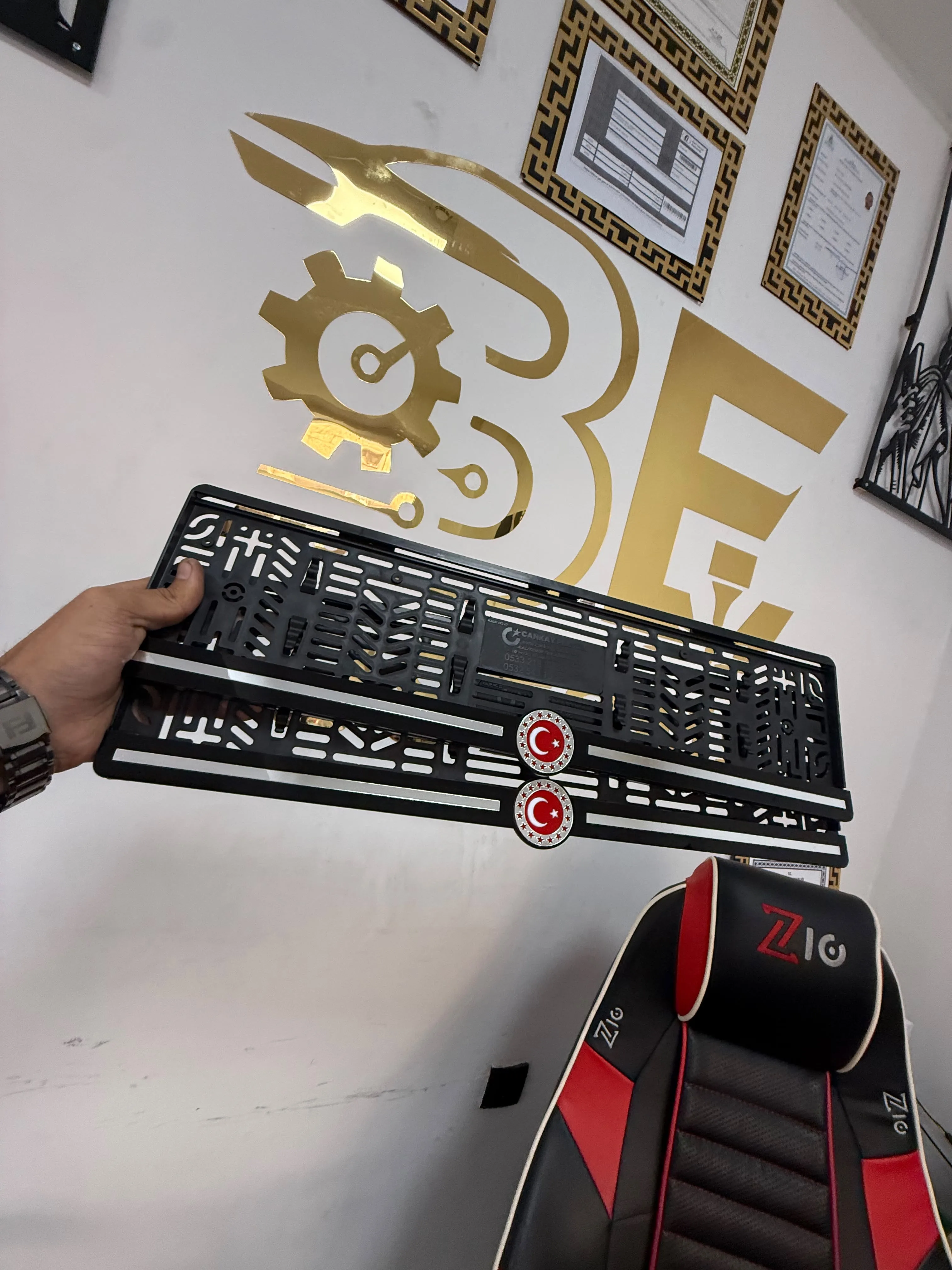 Cumhurbaşkanlığı Forsu Temalı Pleksi Araç Plakalığı Gümüş Gri – Parlak Lazer Kesim Oto Plakalık araç plakalık görsel 2