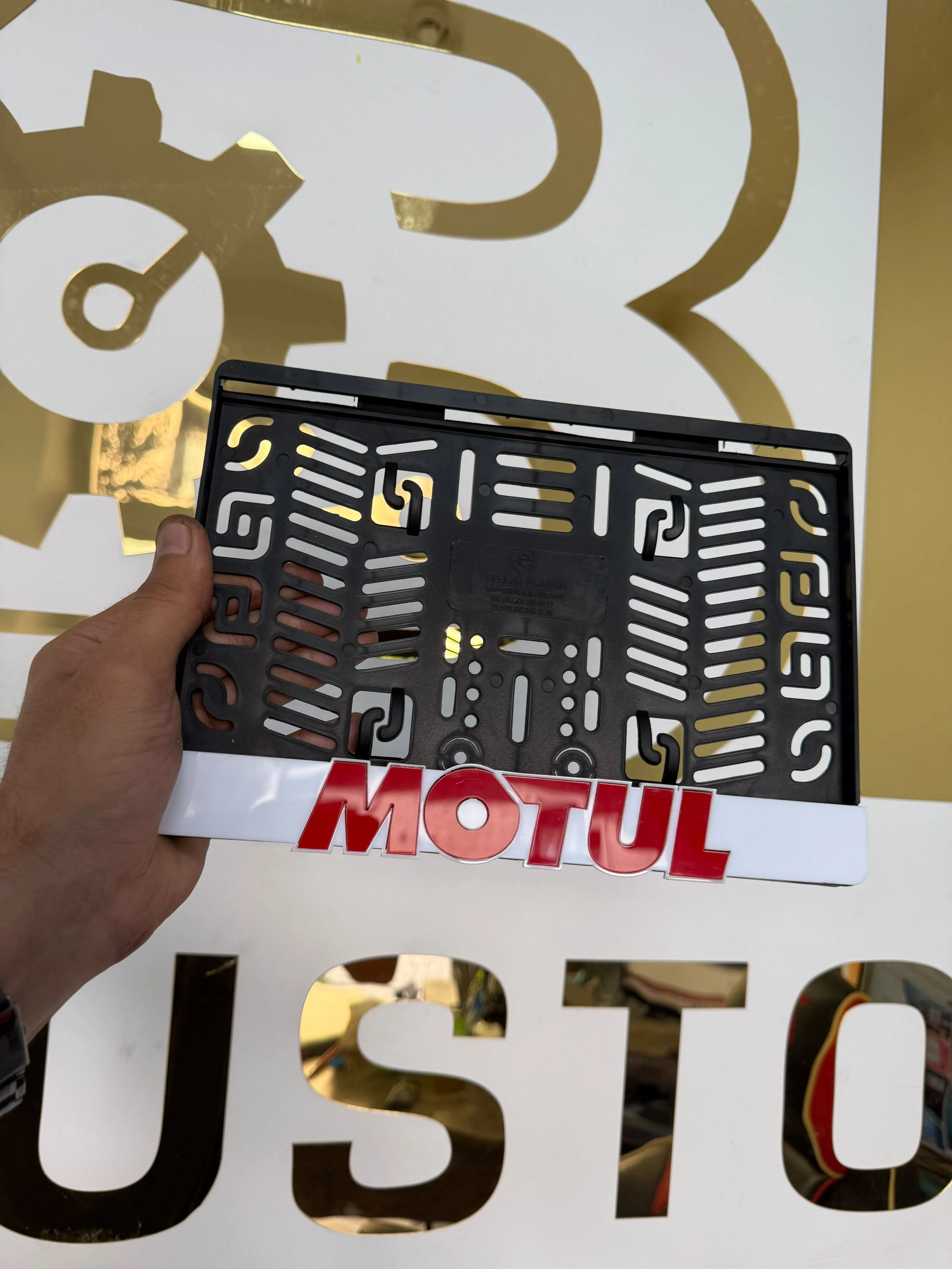 Motul Markalı Pleksi Motor Plakalığı Beyaz Zemin Kırmızı Yazı – Lazer Kesim Motorsiklet Plakalık isimli motor plakalık