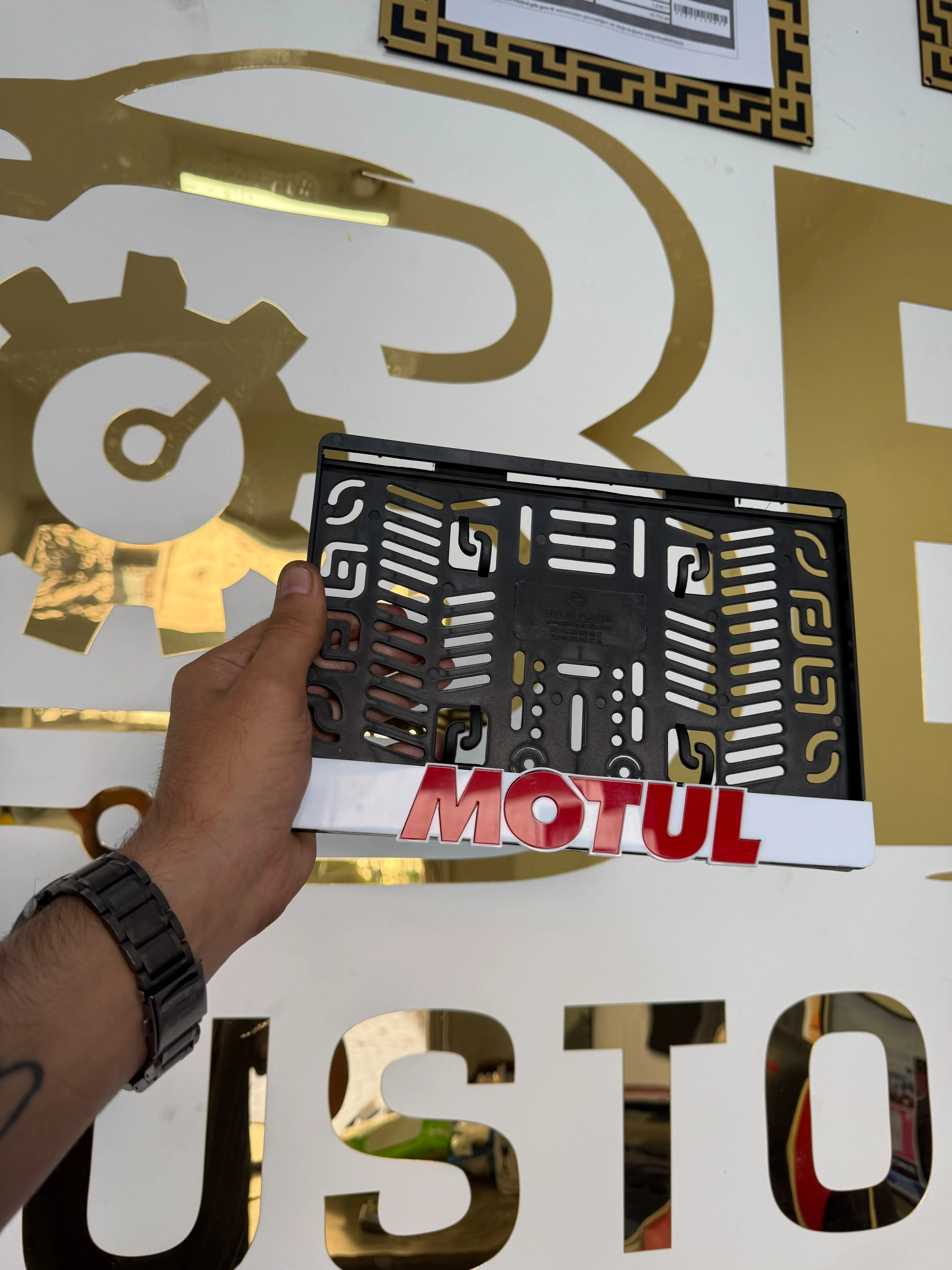 Motul Markalı Pleksi Motor Plakalığı Beyaz Zemin Kırmızı Yazı – Lazer Kesim Motorsiklet Plakalık motor plakalık görsel 2