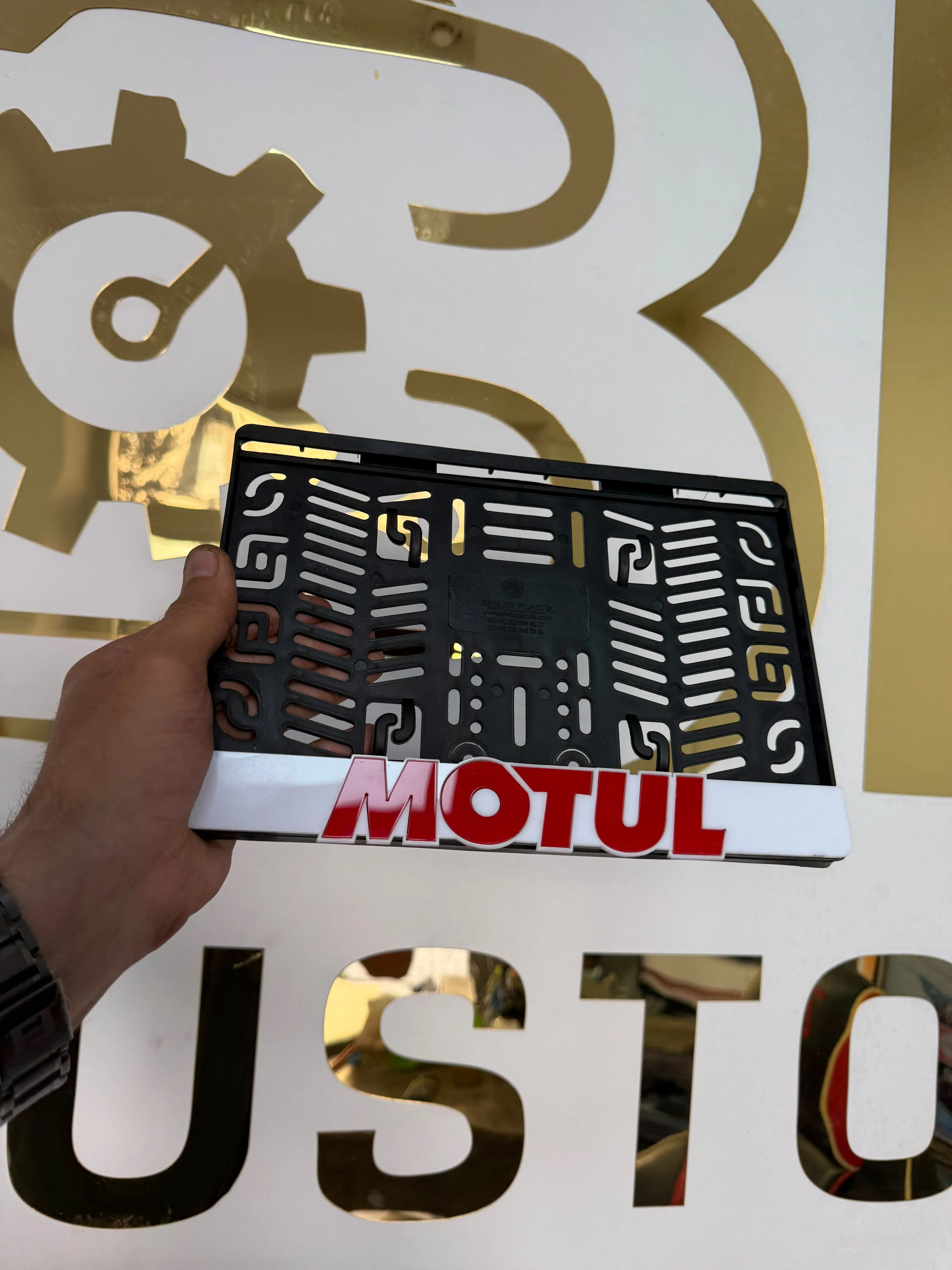 Motul Markalı Pleksi Motor Plakalığı Beyaz Zemin Kırmızı Yazı – Lazer Kesim Motorsiklet Plakalık motor plakalık görsel 3