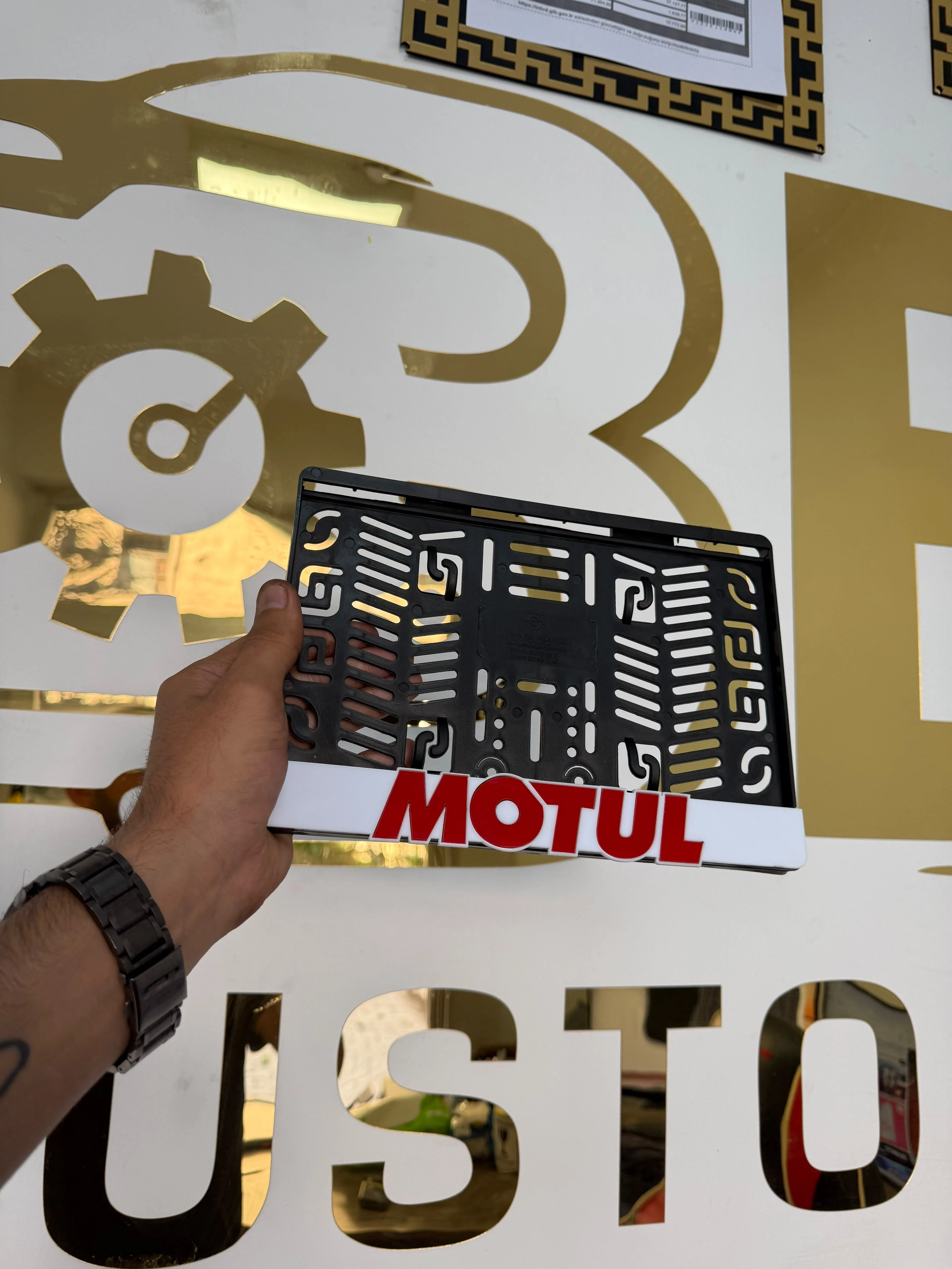 Motul Markalı Pleksi Motor Plakalığı Beyaz Zemin Kırmızı Yazı – Lazer Kesim Motorsiklet Plakalık motor plakalık görsel 4