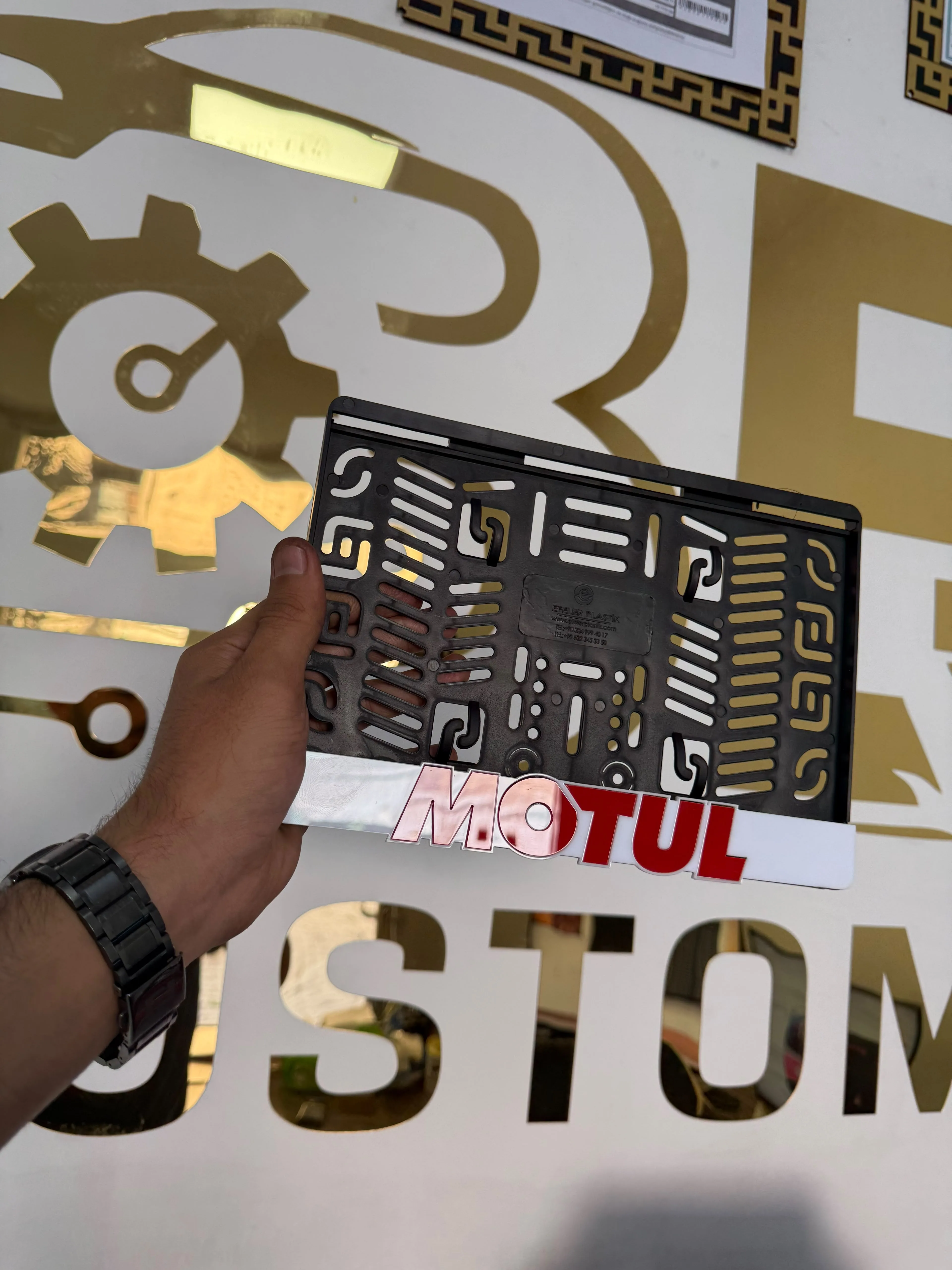 Motul Markalı Pleksi Motor Plakalığı Beyaz Zemin Kırmızı Yazı – Lazer Kesim Motorsiklet Plakalık motor plakalık görsel 5