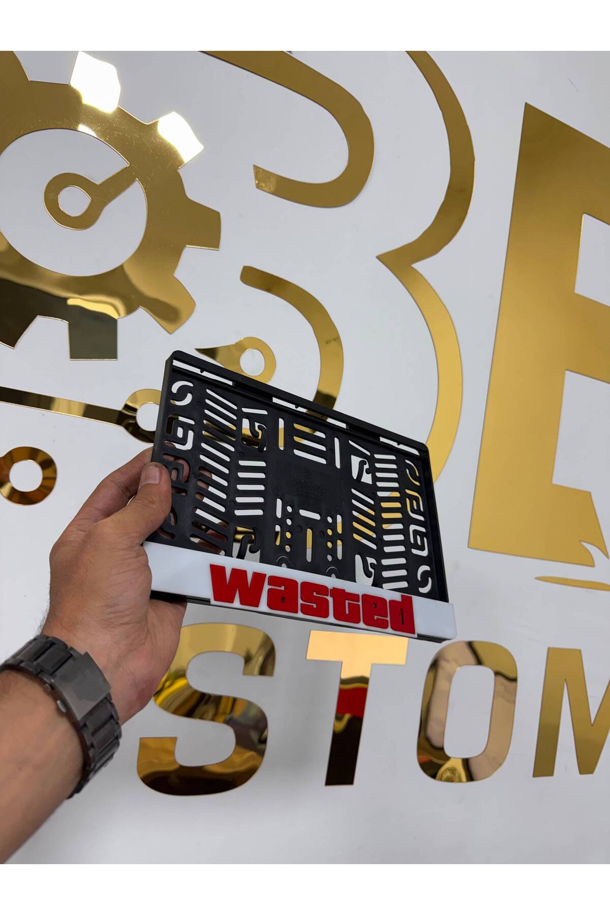 Wasted Yazılı Pleksi Motor Plakalığı | Beyaz Zemin Kırmızı Yazı motor plakalık görsel 4